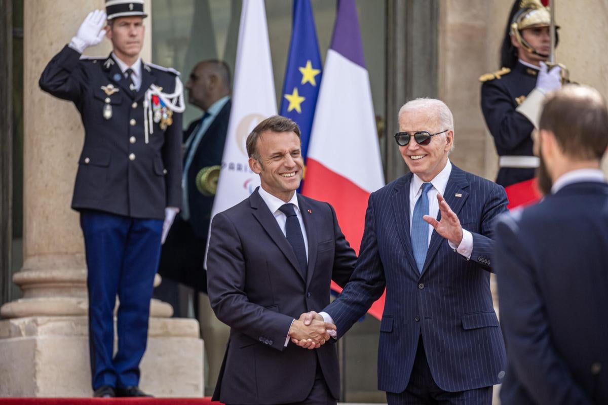 Biden in Francia, il presidente degli Usa in visita di stato: “Putin non si fermerà all’Ucraina”