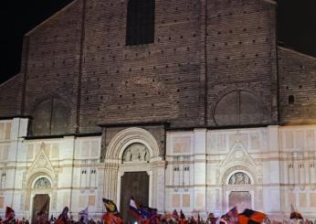 Bologna, la città in festa per la qualificazione alla Champions League: Piazza Maggiore si tinge di rossoblù, tifosi in delirio | FOTO E VIDEO