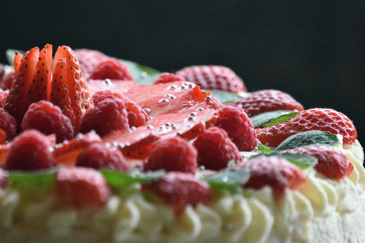 Festa della mamma, ecco la ricetta per la torta cuore panna e fragole