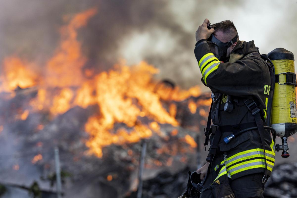 Milano, incendio in un’azienda di Senago: colonna di fumo nero visi…