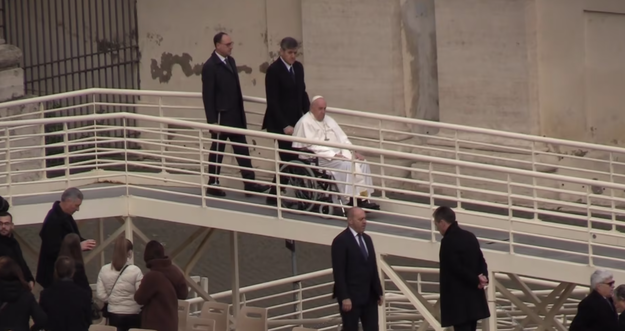 Papa Francesco salute: Bergoglio ancora in carrozzina ai funerali di Ratzinger | Video