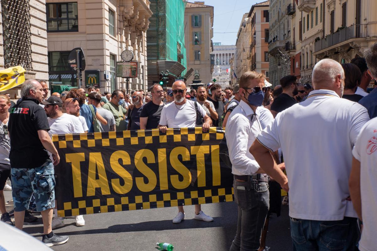 Sciopero taxi: ripresa la protesta vicino a Palazzo Chigi