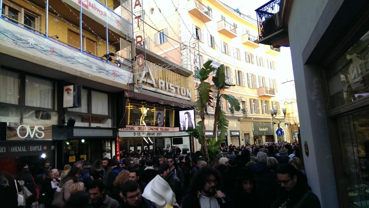 Amadeus brilla sul palco di Sanremo 2022 con i look firmati Gai Mat…