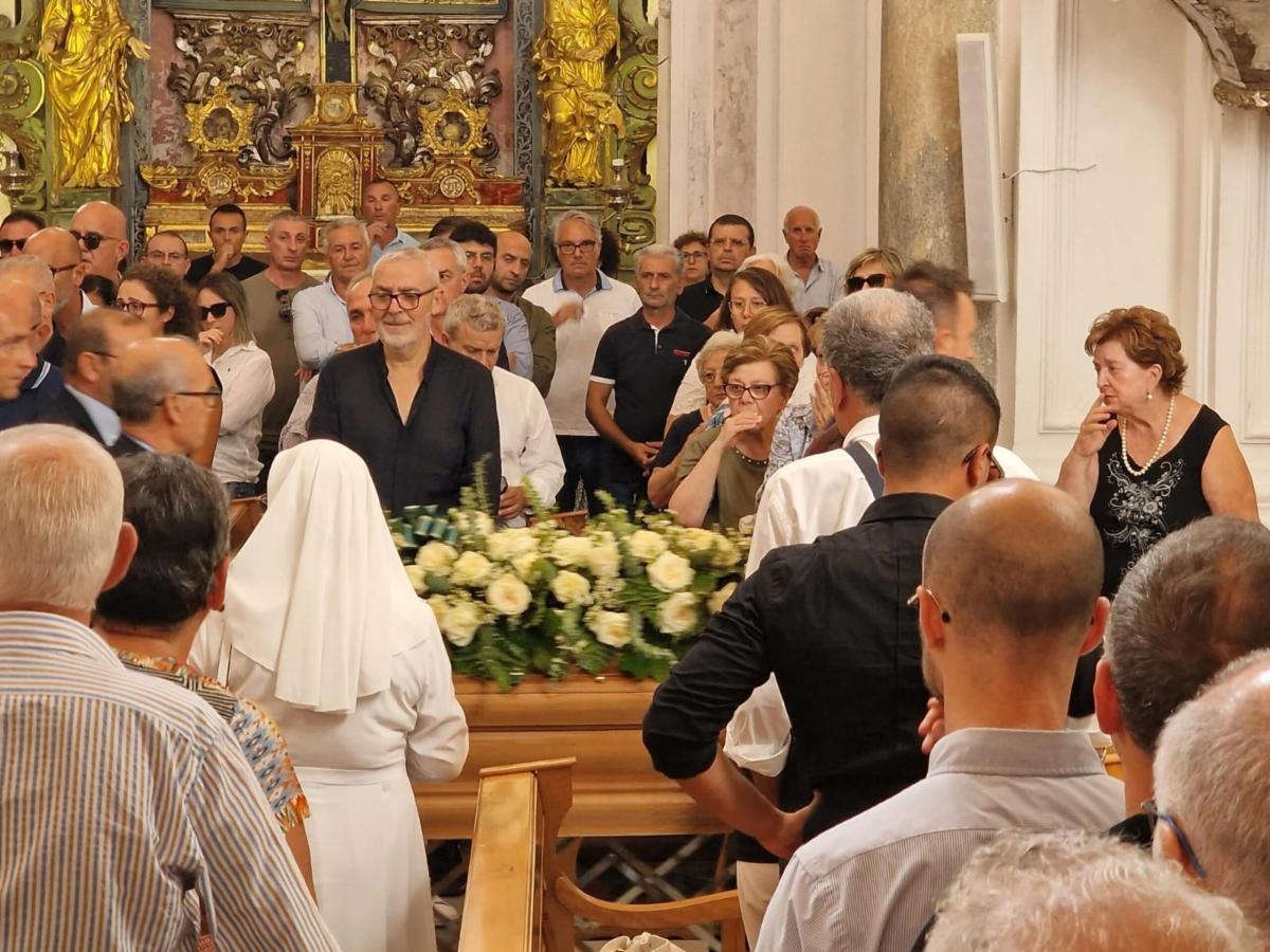 Funerali Marisa Leo a Salemi, folla di persone e lutto cittadino: “…