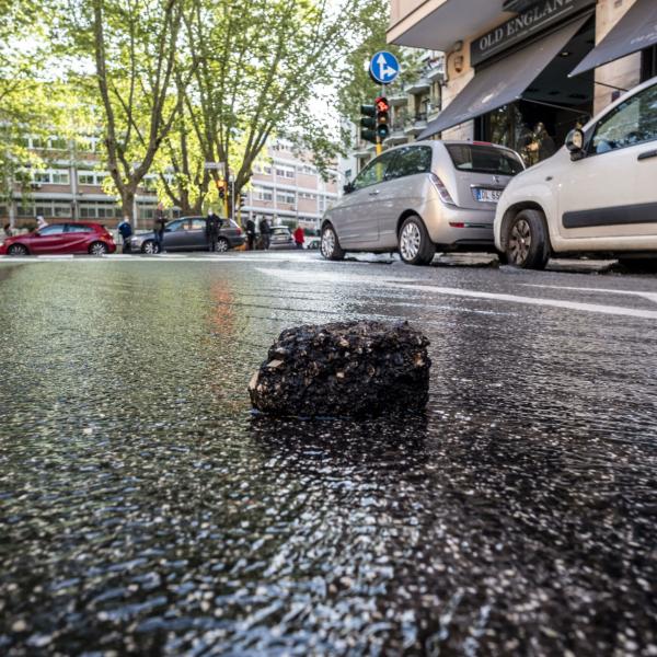 Roma, esplode una tubatura: geyser d’acqua alto 10 metri a San Giovanni