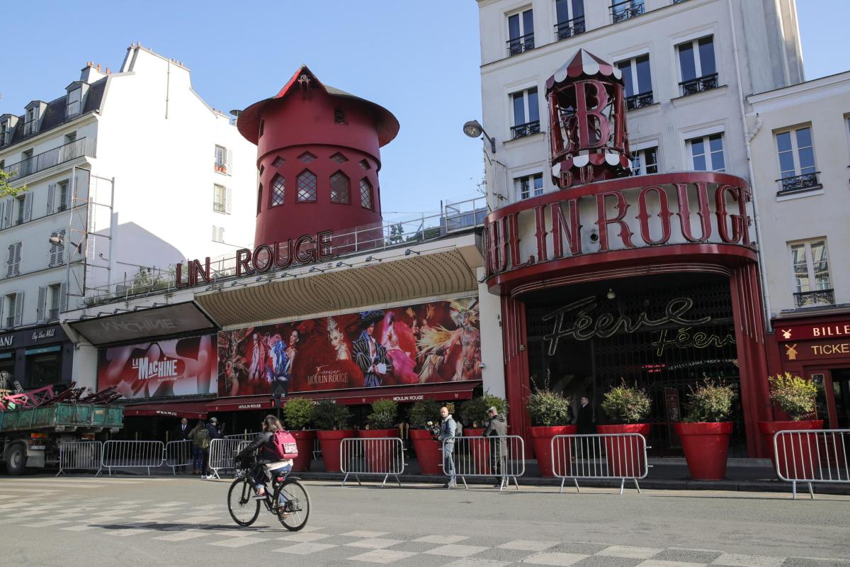 Parigi, crollate durante la notte le pale del famoso Moulin Rouge: nessun ferito | VIDEO