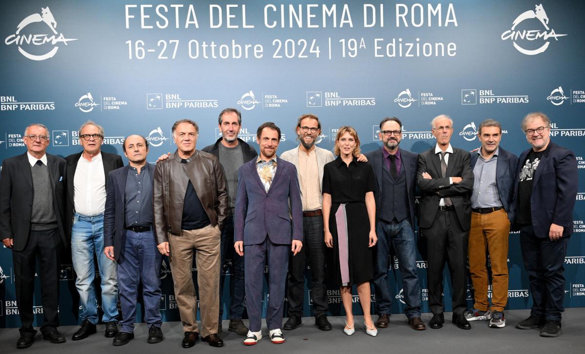 Festa del Cinema Roma 2024, parla il cast di “Berlinguer – La grande ambizione”, da Tirabassi a Radoncich: “E’ un racconto su una comunità”| VIDEO