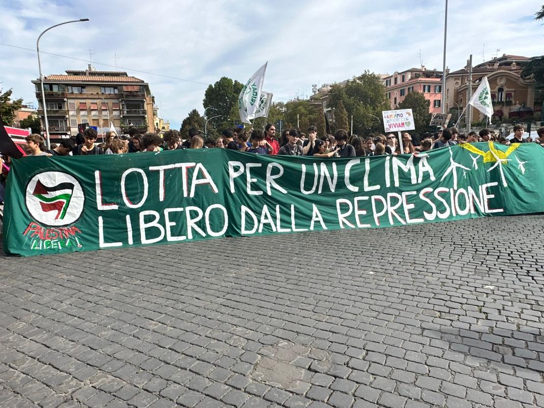 Friday for Future, clima, bandiere palestinesi e striscione contro Meloni a Roma: la manifestazione degli studenti oggi 11 ottobre 2024 | VIDEO e FOTO