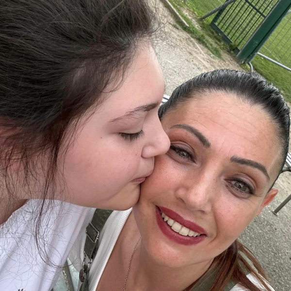 Martina, 17enne con malattia rara, mamma Jessica: “La nostra storia, dal buio a una speranza di cura”