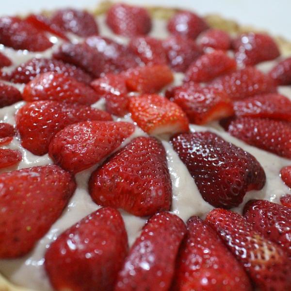 La crostata di fragole morbida, il dolce che sa di primavera