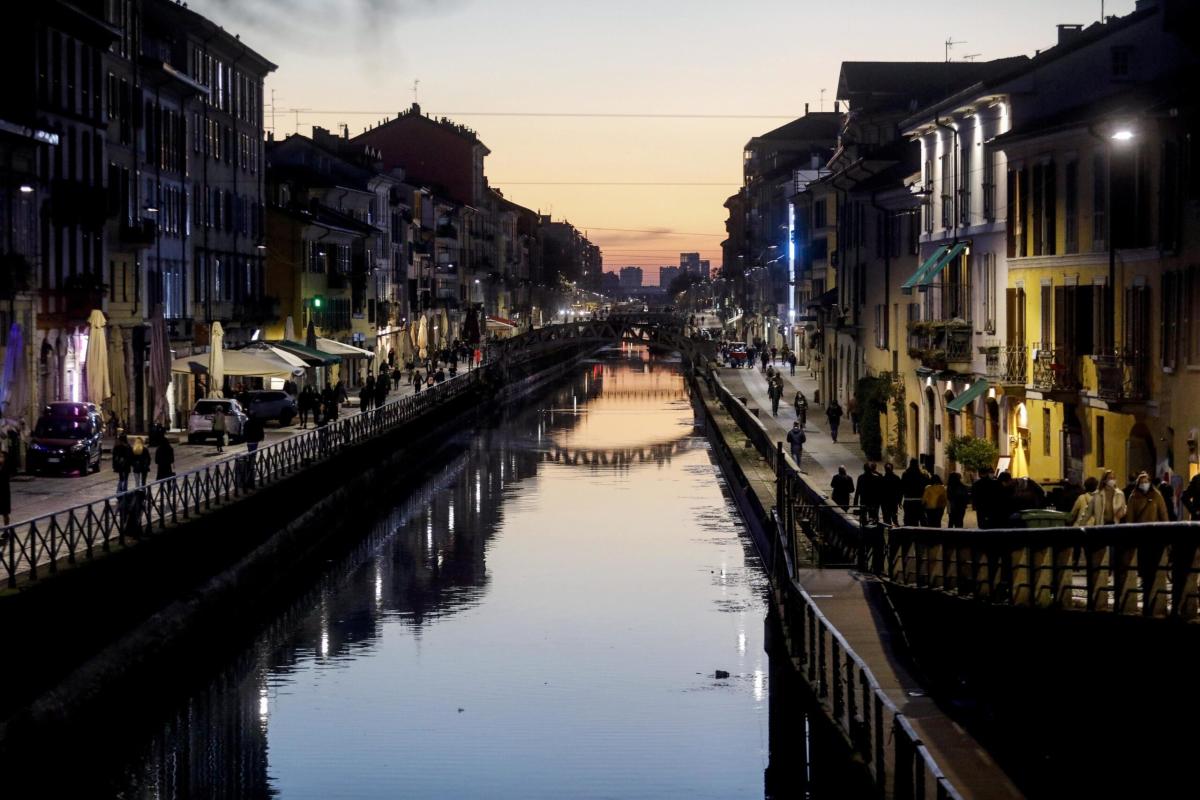 Milano, violenza di gruppo in un locale sui Navigli: tre indagati