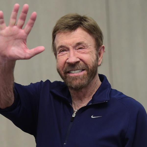 Chuck Norris quanto ha alzato di pesi? L’icona delle arti marziali è ancora il più forte | VIDEO