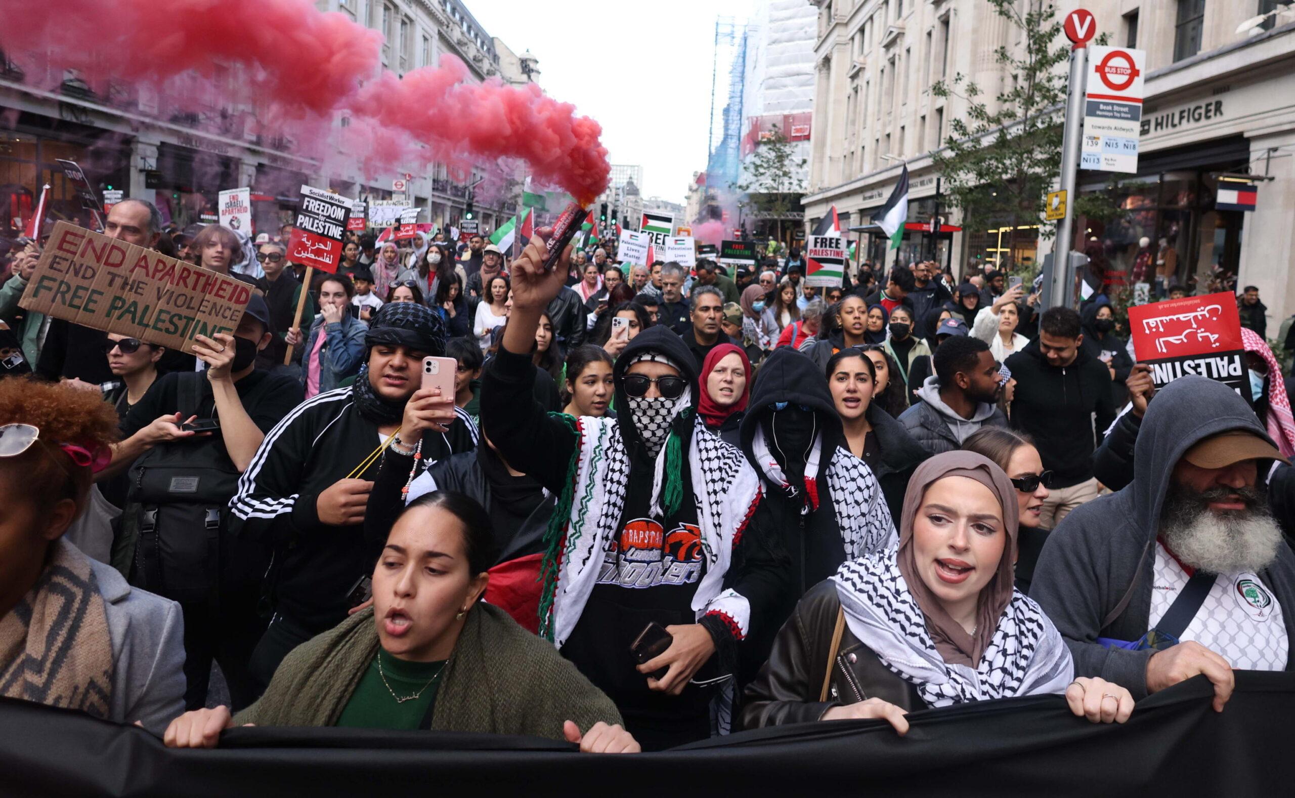 Guerra Israele-Palestina, manifestazione a Londra: circa 100mila persone in piazza