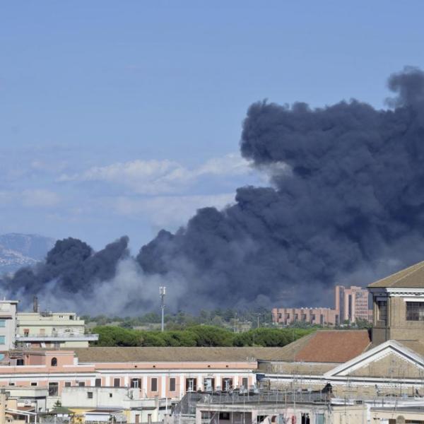 Incendio Centocelle, Arpa Lazio: “valori diossina sopra i limiti”. Sima: “Da diossina effetti cancerogeni”