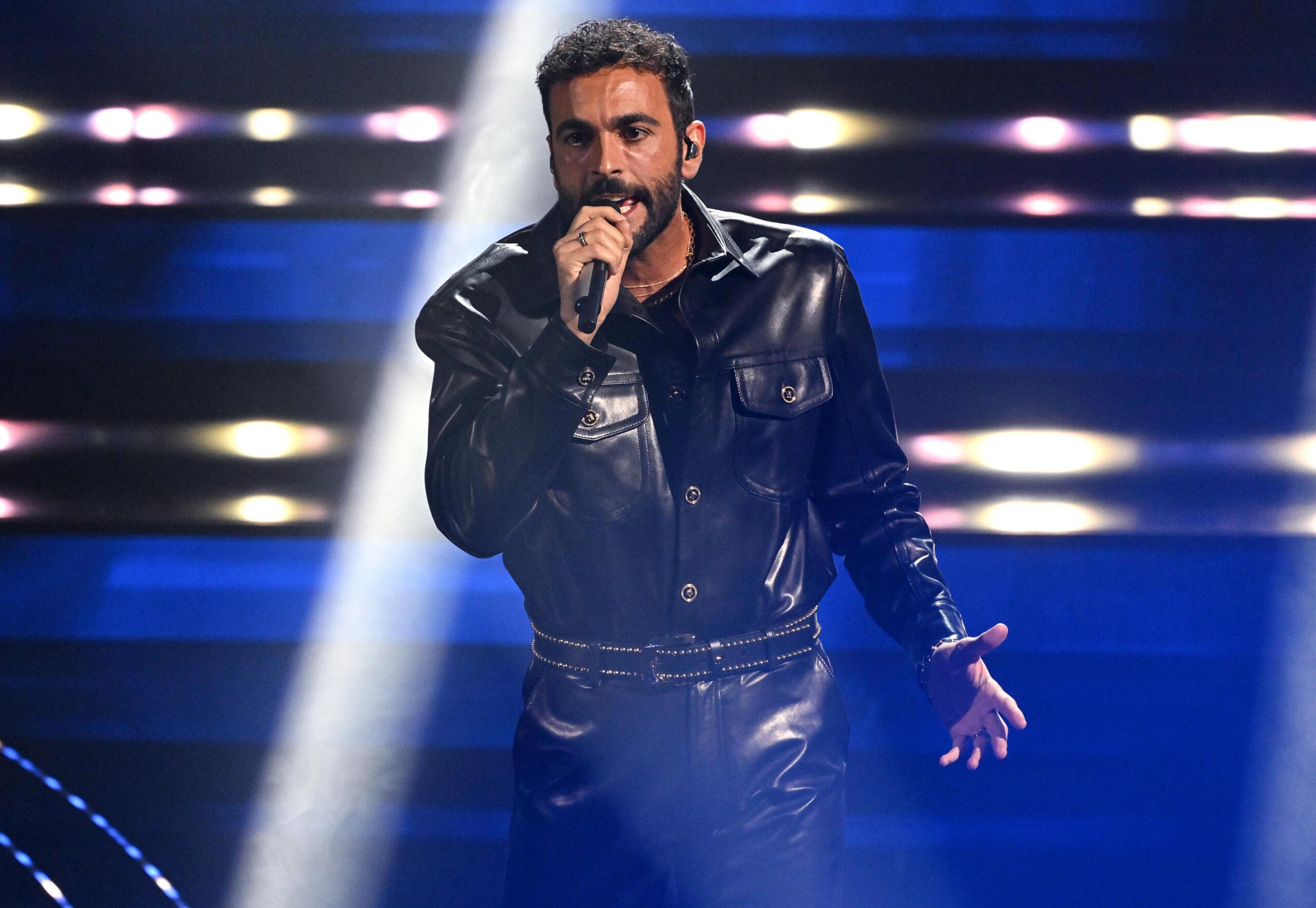 Come sta Marco Mengoni? Il cantante annulla conferenza stampa per febbre, gli scenari