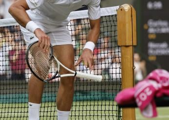 Non c’è pace per Djokovic, dopo la racchetta distrutta a Wimbledon in arrivo anche la multa