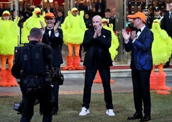 Sanremo 2024, pubblicità occulta di John Travolta alle scarpe? U-Power fa chiarezza: “Noi estranei”