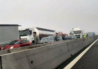 Maxi tamponamento in A1 a causa della nebbia:  chiuso tratto tra Piacenza e Parma, diversi feriti | FOTO