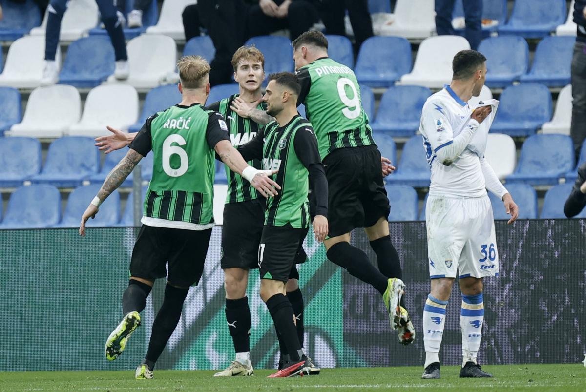 Sassuolo-Frosinone 1-0, i neroverdi tornano a vincere. Cagliari-Salernitana 4-2, Shomurodov scatenato. Cronaca e tabellino