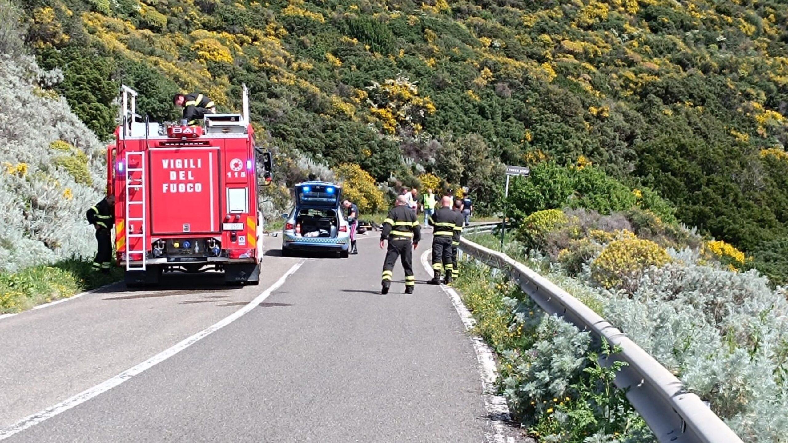 Viterbo, incidente sulla strada Cimina all’altezza di Caprarola: scontro tra moto e camion, morto un centauro 61enne