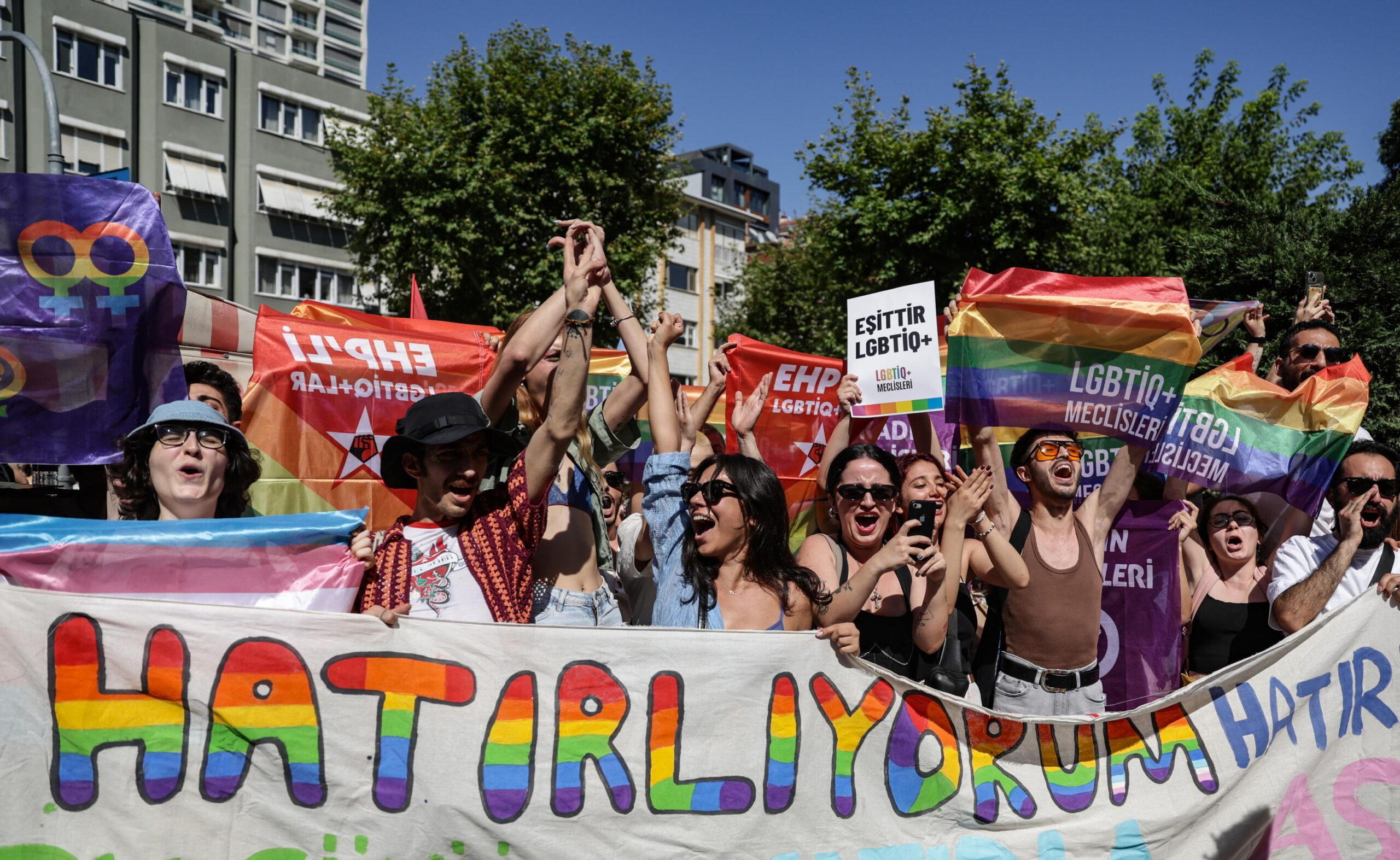 Turchia, Pride vietato in Piazza Taksim ad Istanbul: la manifestazione si sposta nel quartiere Bostanci | VIDEO