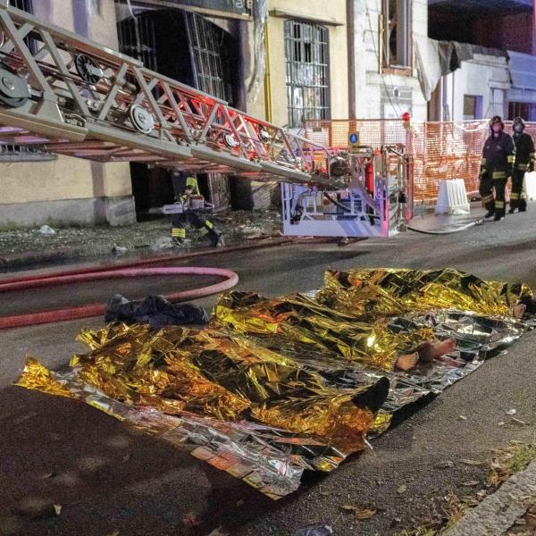 Tragedia nella notte a Milano, incendio in un emporio cinese: morti tre giovani ragazzi. Si ipotizza la natura dolosa