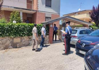 Roma, giallo a Nettuno: coppia trovata morta in casa con accanto una pistola, ipotesi omicidio-suicidio