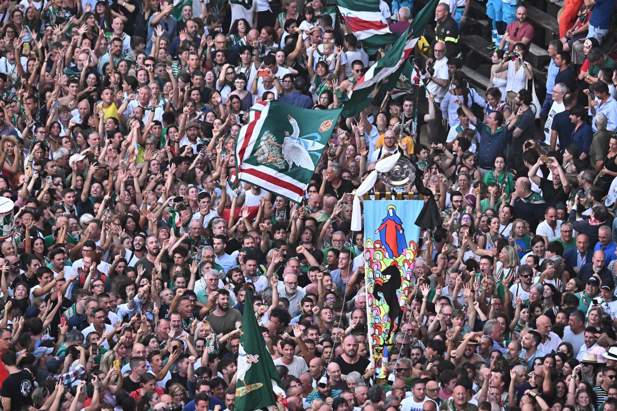 Palio di Siena 16 agosto 2023, vince il cavallo scosso dell’Oca