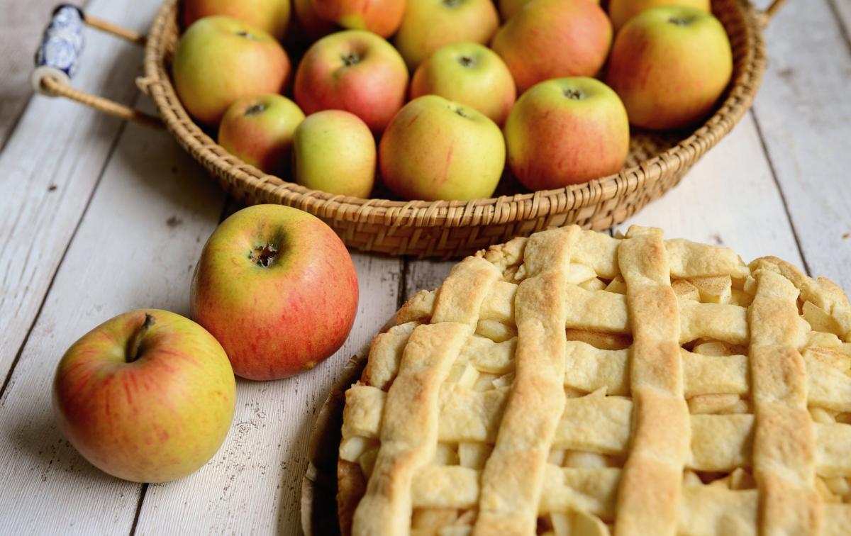 Torta di mele, quante calorie ha e come si prepara in casa: la rice…