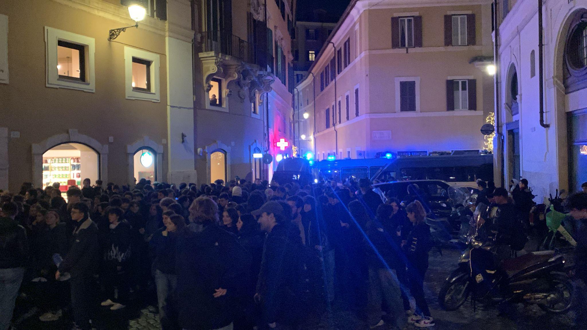 Roma, protesta degli studenti davanti a Montecitorio: tensione e scontri con la polizia | FOTO E VIDEO