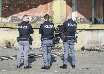 Varese, uomo minaccia di lanciarsi da un cavalcavia: poliziotto lo salva