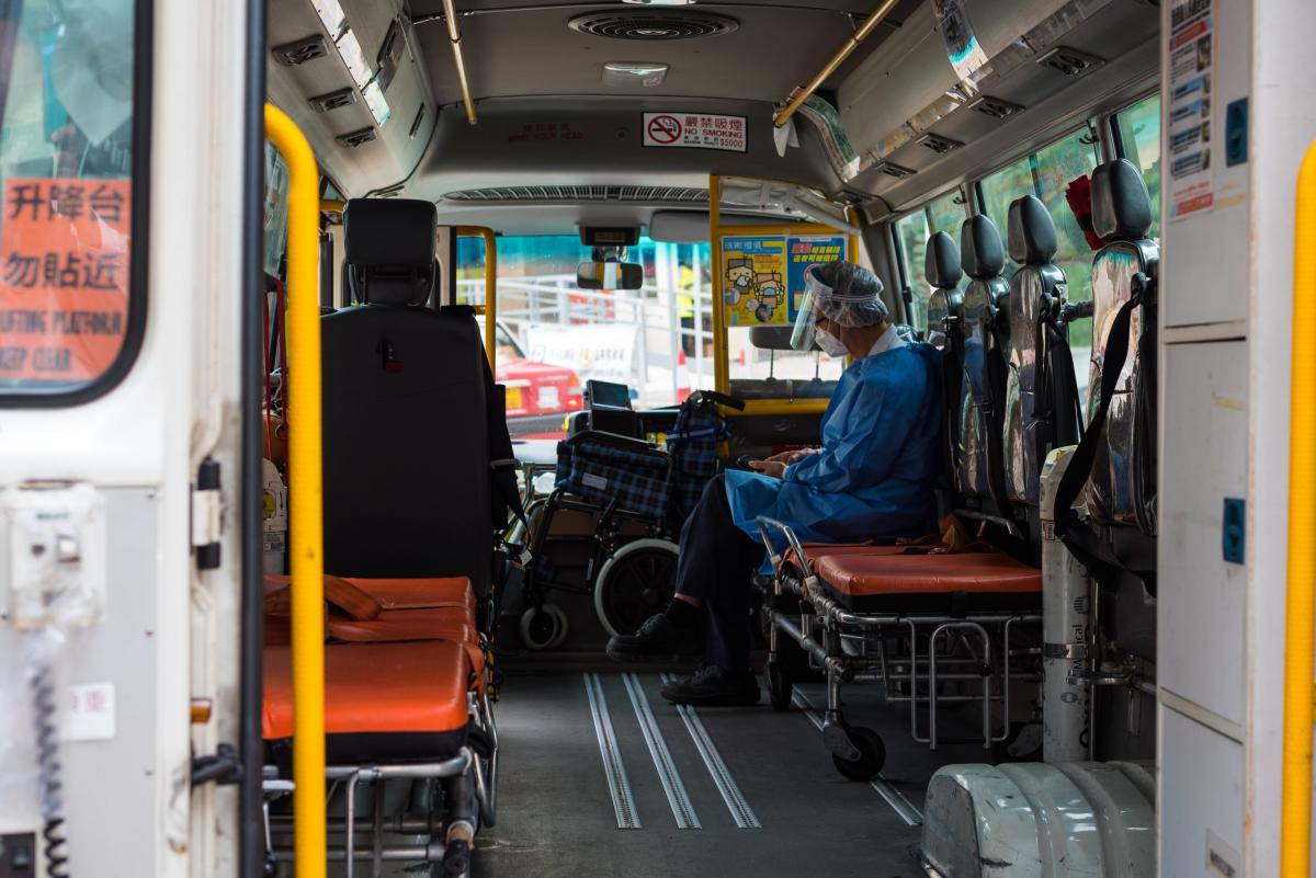 Cina, 27 morti sul bus della quarantena. È polemica per la strategi…