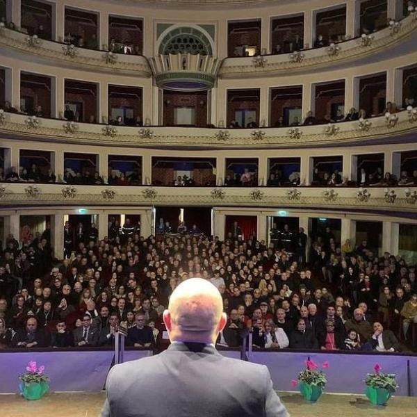 Reggio Calabria, Bandecchi accolto da un’ovazione all’evento “Rivoluzione Rheggio”: teatro gremito per il segretario di Alternativa Popolare | VIDEO