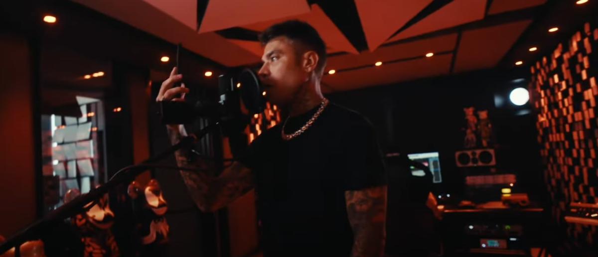 Fedez e la nuova risposta a Tony Effe: “Tony Lucrarelli”, testo e significato della canzone del dissing