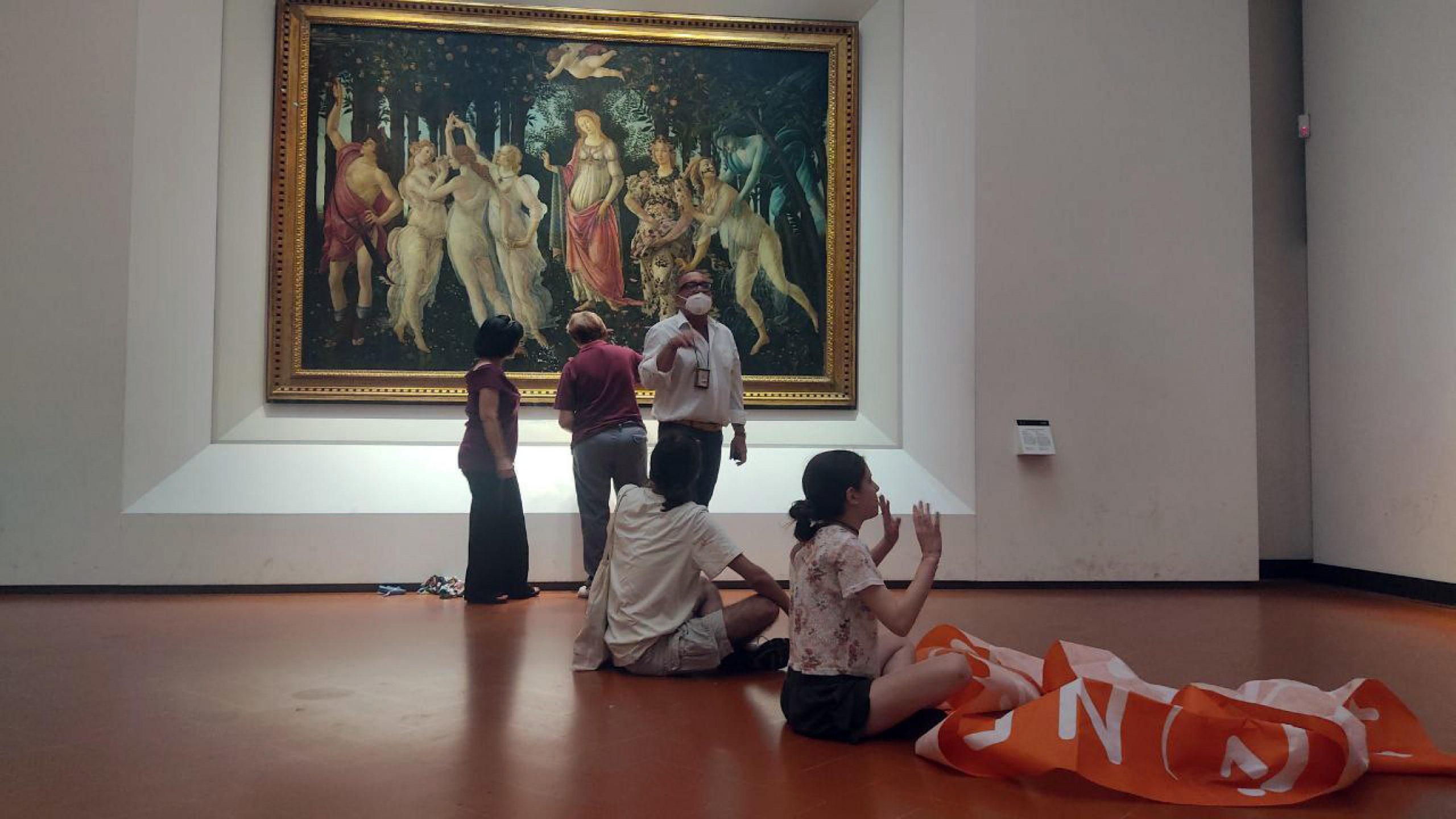 Ambientalisti incollati agli Uffizi: la protesta al Museo di Firenze