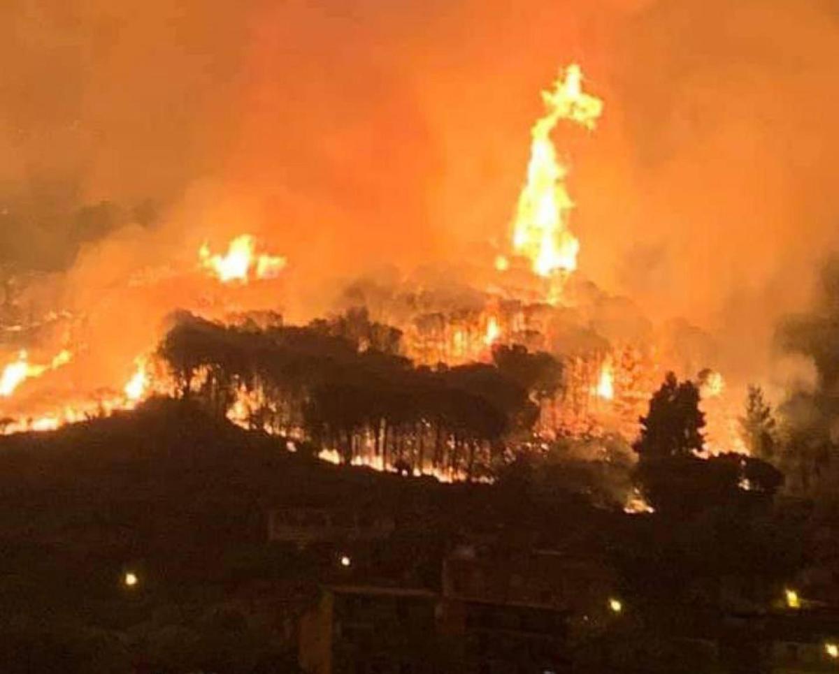 Maxi incendio sull’isola di Lipari: minacciate le case della zona