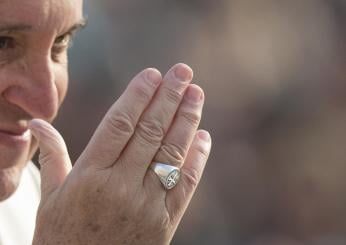 Torino, vendeva online un falso anello indossato da Papa Francesco: denunciato truffatore