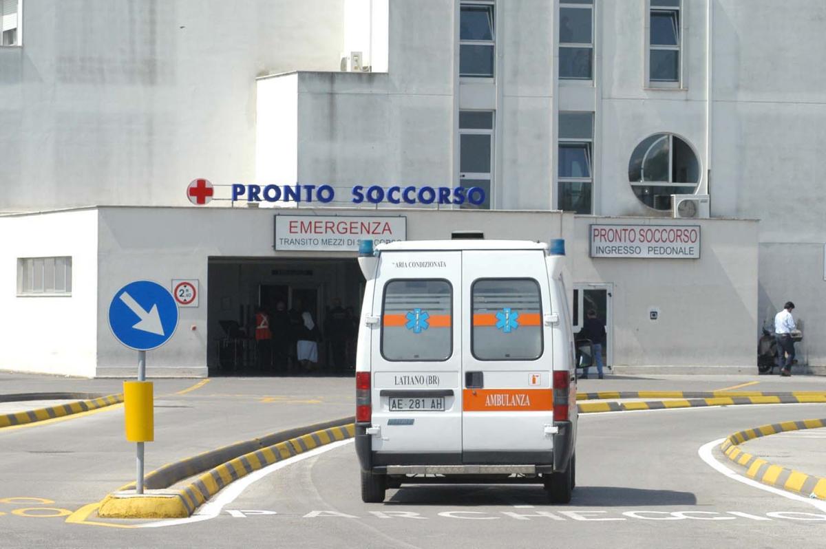 Brindisi, uomo si da fuoco davanti a ospedale dove è ricoverata la …