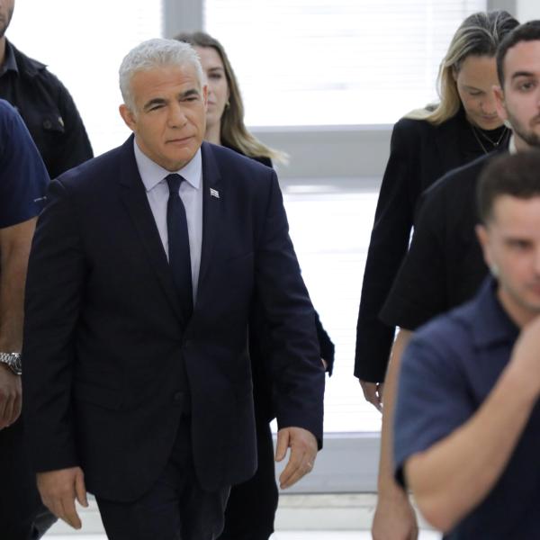 Israele, il leader dell’opposizione Lapid incontra Netanyahu: chiesto un governo di emergenza