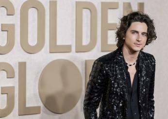 Timotheè Chalamet e Kylie Jenner si baciano durante la cerimonia dei Golden Globes 2024: il video