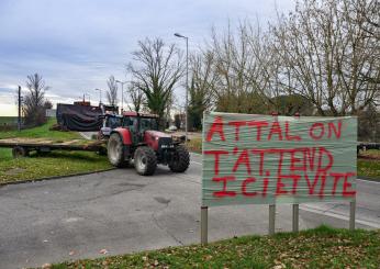 “Stop all’aumento del gasolio”, le promesse di Attal danno i loro frutti: si affievoliscono le proteste agricole in Francia