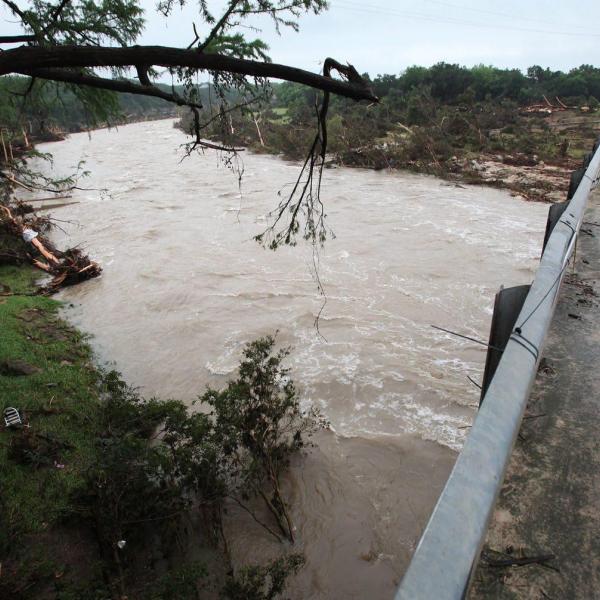 Usa, chiatta si schianta contro un ponte in Oklahoma: paura tra i passeggeri