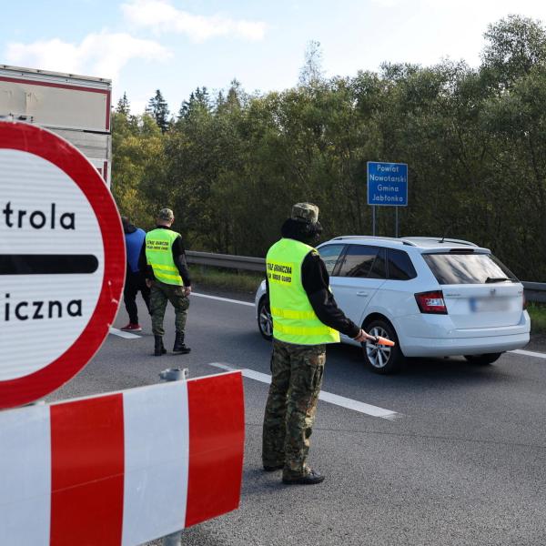 Polonia, il premier Tusk: “Valutiamo la sospensione temporanea del diritto d’asilo per gli immigrati”. Ecco il motivo | VIDEO