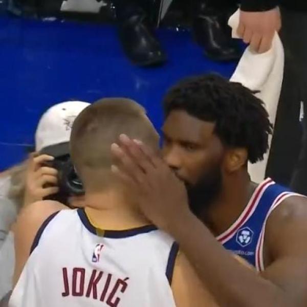 NBA, bell’abbraccio tra Jokic e Embiid. Il centro dei Sixers: “È il più forte della Lega” | VIDEO