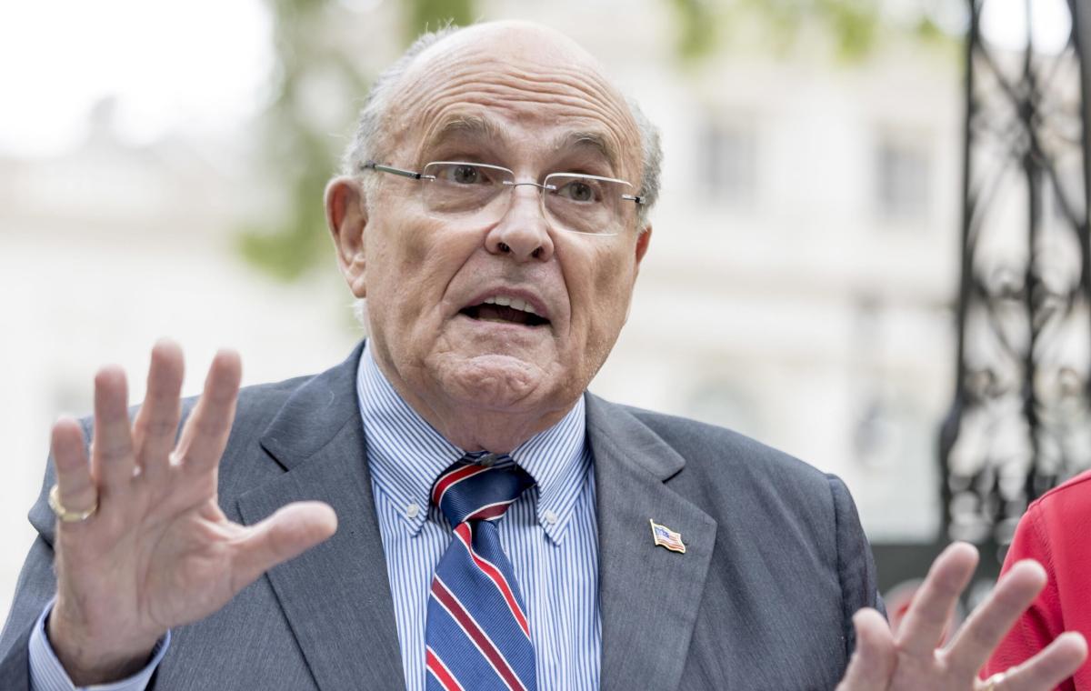 L’ex sindaco di New York Rudolph Giuliani accusato di abusi sessual…