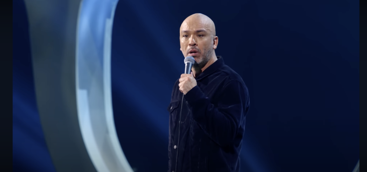 Jo Koy: chi è il presentatore dei Golden Globe 2024? Età, moglie, figli e film del cabarettista