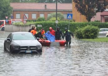 Maltempo a Milano, strade allagate ed evacuazioni: fiume Lambro esondato in alcuni punti, attivata la vasca di laminazione per il Seveso | VIDEO