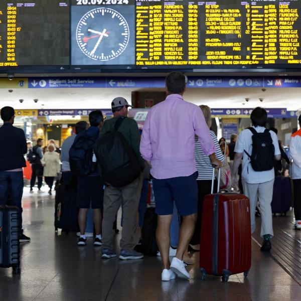 Roma, treni sospesi tra Tiburtina e Termini per un guasto alla linea: cancellazioni e ritardi | FOTO E VIDEO