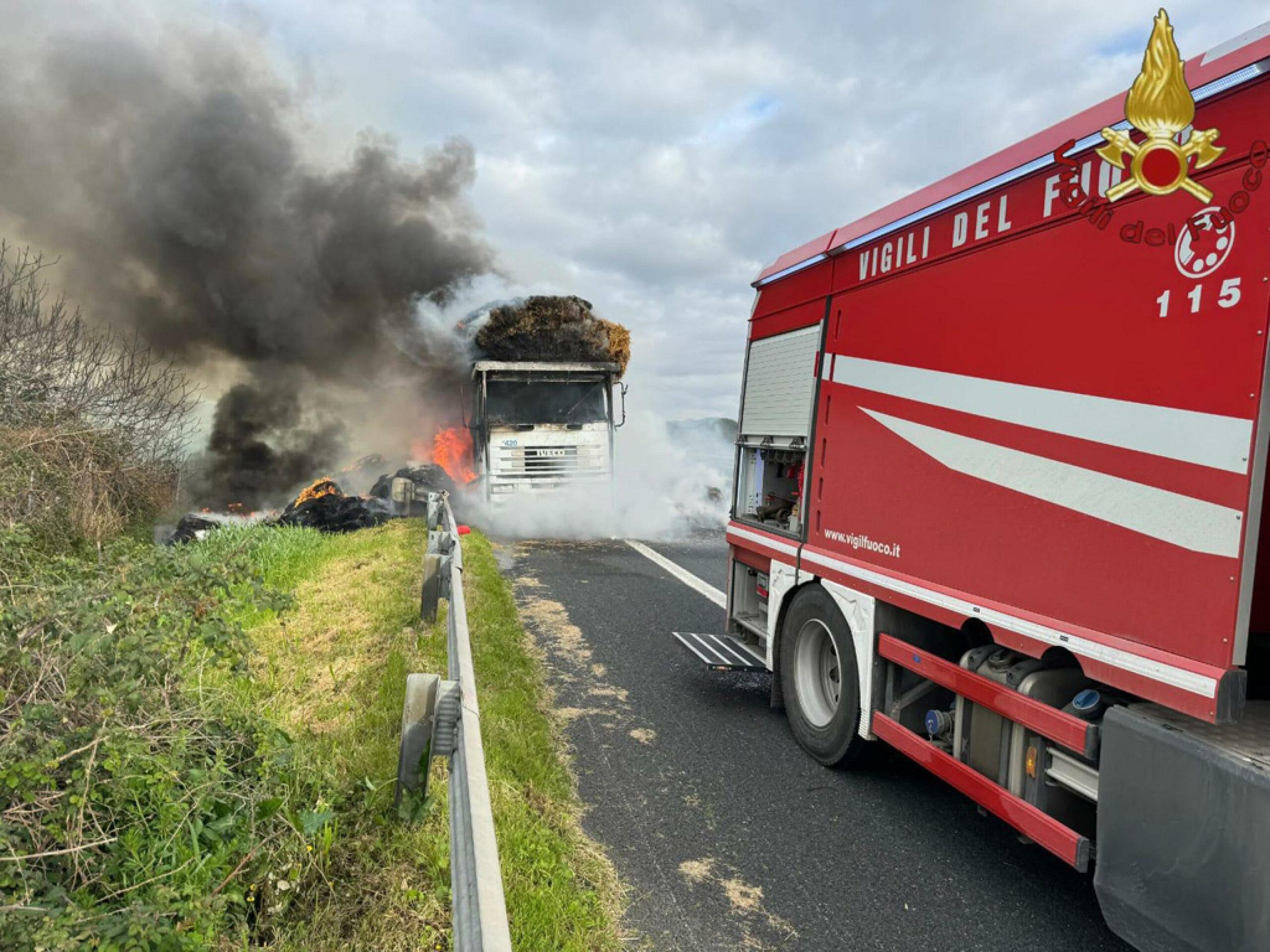 Incendio sulla A12 Roma-Civitavecchia, caos traffico per camion di fieno andato in fiamme