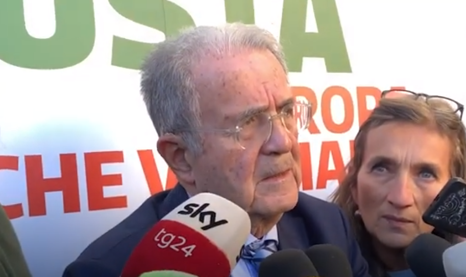 Forum Europa del Pd, Prodi contro Meloni: “Decida se stare con Bruxelles o Budapest” | VIDEO